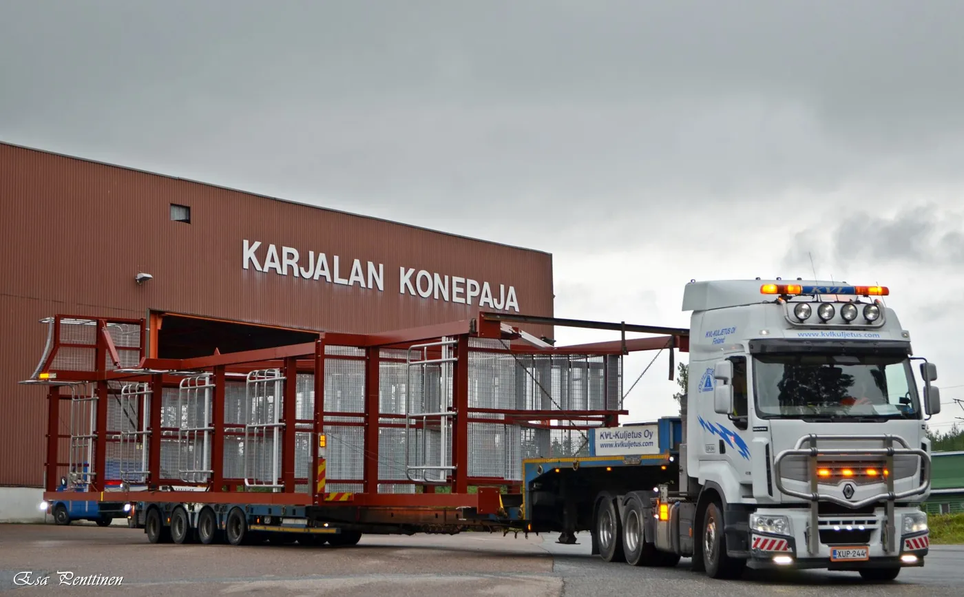 Teräsrunkolohko turvaverkkoineen erikoiskuljetuksessa Karjalan Konepajan hallin edessä